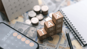 What is the $600 rule — tax blocks, cash, and calculator representing IRS reporting thresholds