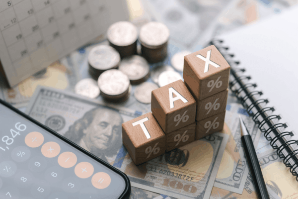 What is the $600 rule — tax blocks, cash, and calculator representing IRS reporting thresholds