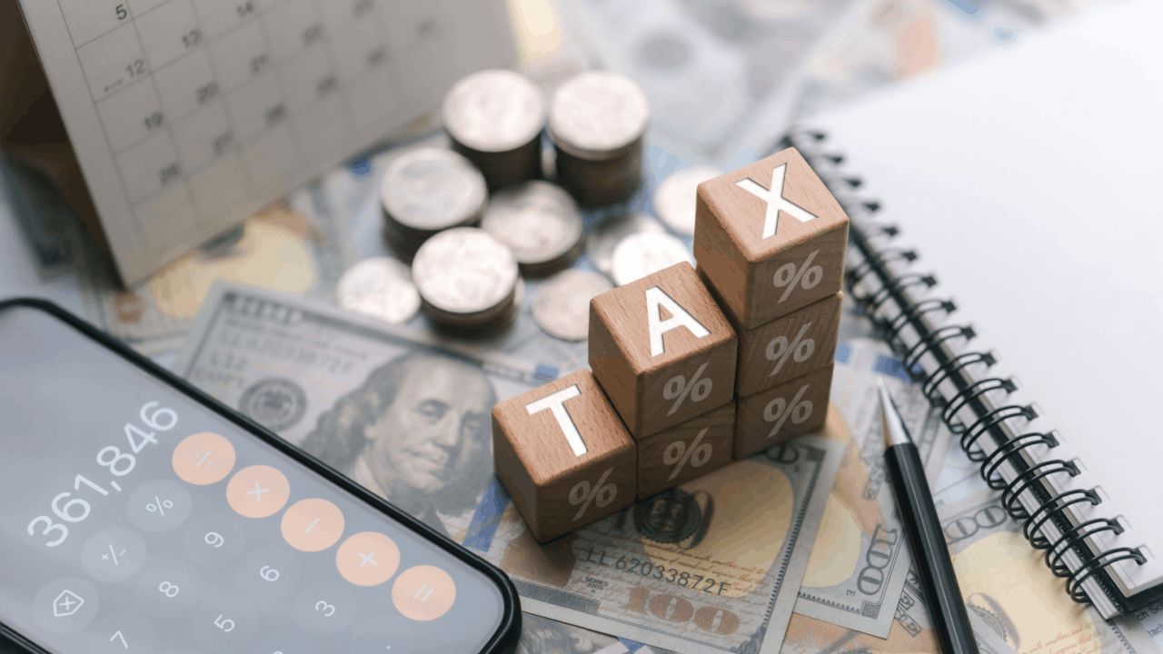 What is the $600 rule — tax blocks, cash, and calculator representing IRS reporting thresholds